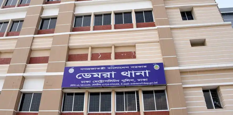 বাংলাদেশের সরকারি হাসপাতালের বহিরঙ্গন দৃশ্য, ভবনের ফেসেল ও সাইনবোর্ড দেখা যাচ্ছে. Channel i News - চ্যানেল আই নিউজ
