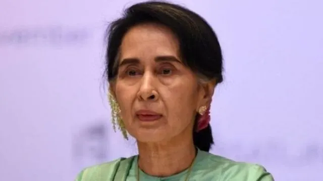 অং সান সু চি'র ছবি, তার মুখাবয়ব স্পষ্ট দেখা যাচ্ছে।. Channel i News - চ্যানেল আই নিউজ