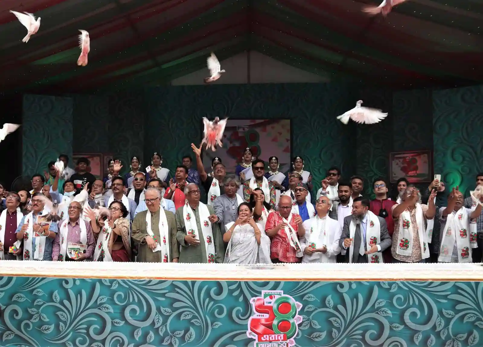 চ্যানেল আইয়ের জন্মদিনে অতিথি ও দর্শকদের সমাবেশ, পাখি উড়ছে. Channel i News - চ্যানেল আই নিউজ