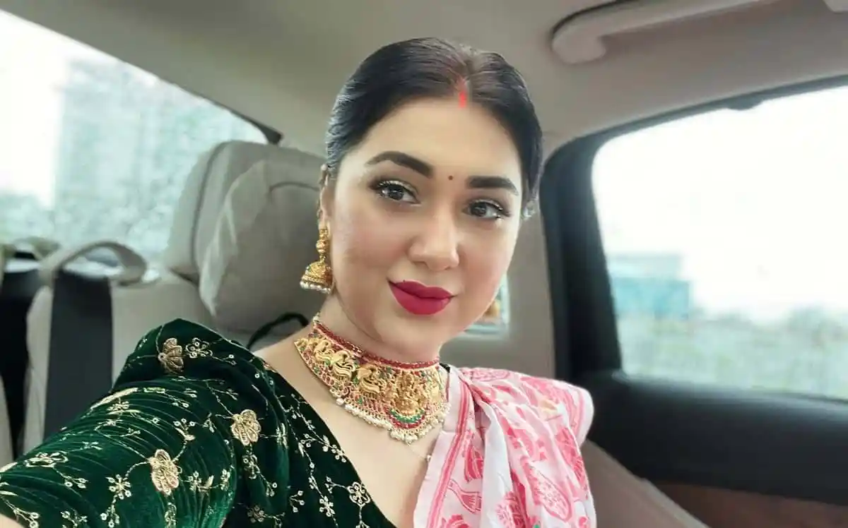 বাংলাদেশি নারী সাংবাদিক গাড়ির ভিতরে ছবি, পরিপাটি সাজে. Channel i News - চ্যানেল আই নিউজ