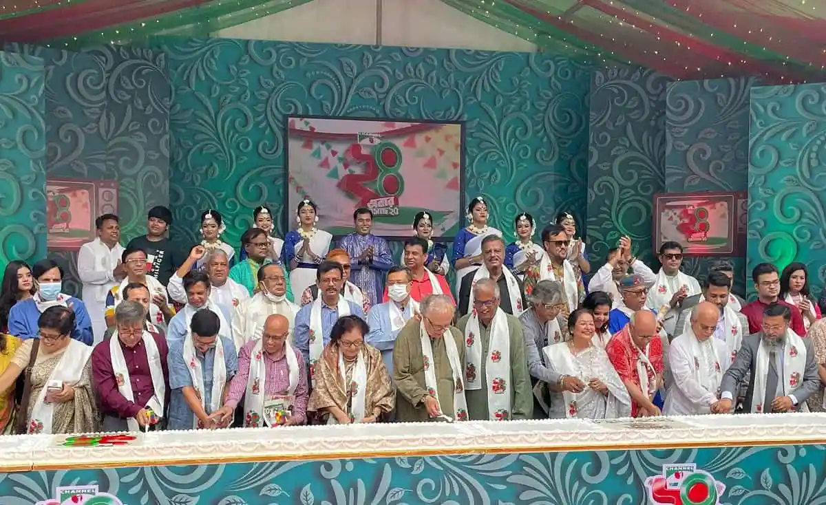 চ্যানেল আইয়ের জন্মদিন উদযাপন অনুষ্ঠানে উপস্থিত অতিথি ও দর্শকরা. Channel i News - চ্যানেল আই নিউজ