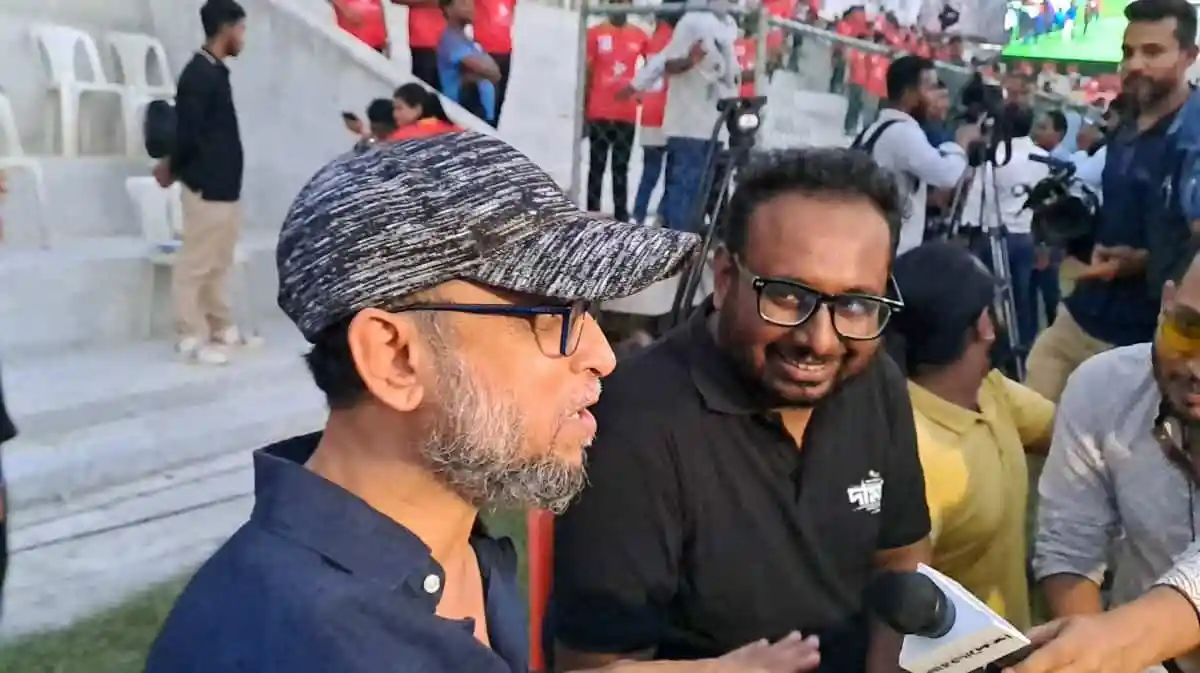 ফারুকী ও অন্যরা সিনেমা দেখার সময় আলোচনা করছেন. Channel i News - চ্যানেল আই নিউজ
