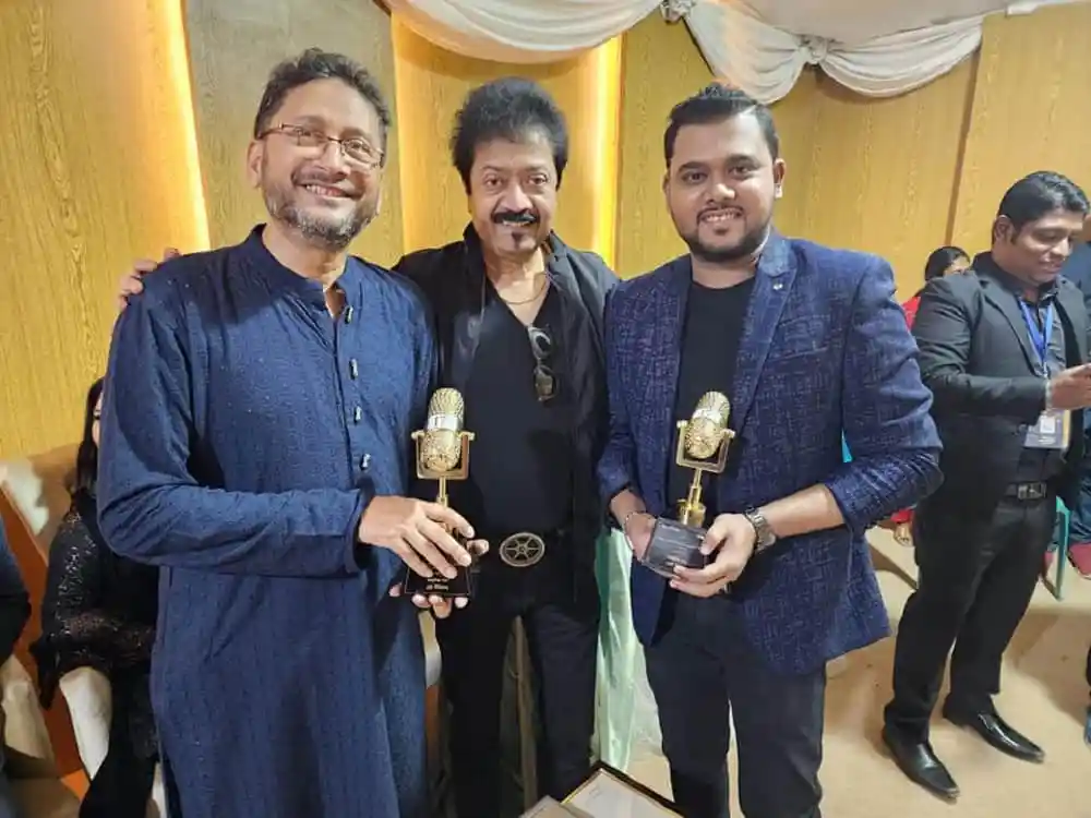 অভিনেতা ও সংগীতশিল্পীরা পুরস্কার গ্রহণ করছেন. Channel i News - চ্যানেল আই নিউজ