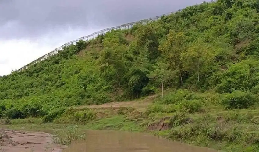 নদীর পাশে সবুজ পাহাড় ও গাছপালা, আকাশে মেঘের ছায়া. Channel i News - চ্যানেল আই নিউজ