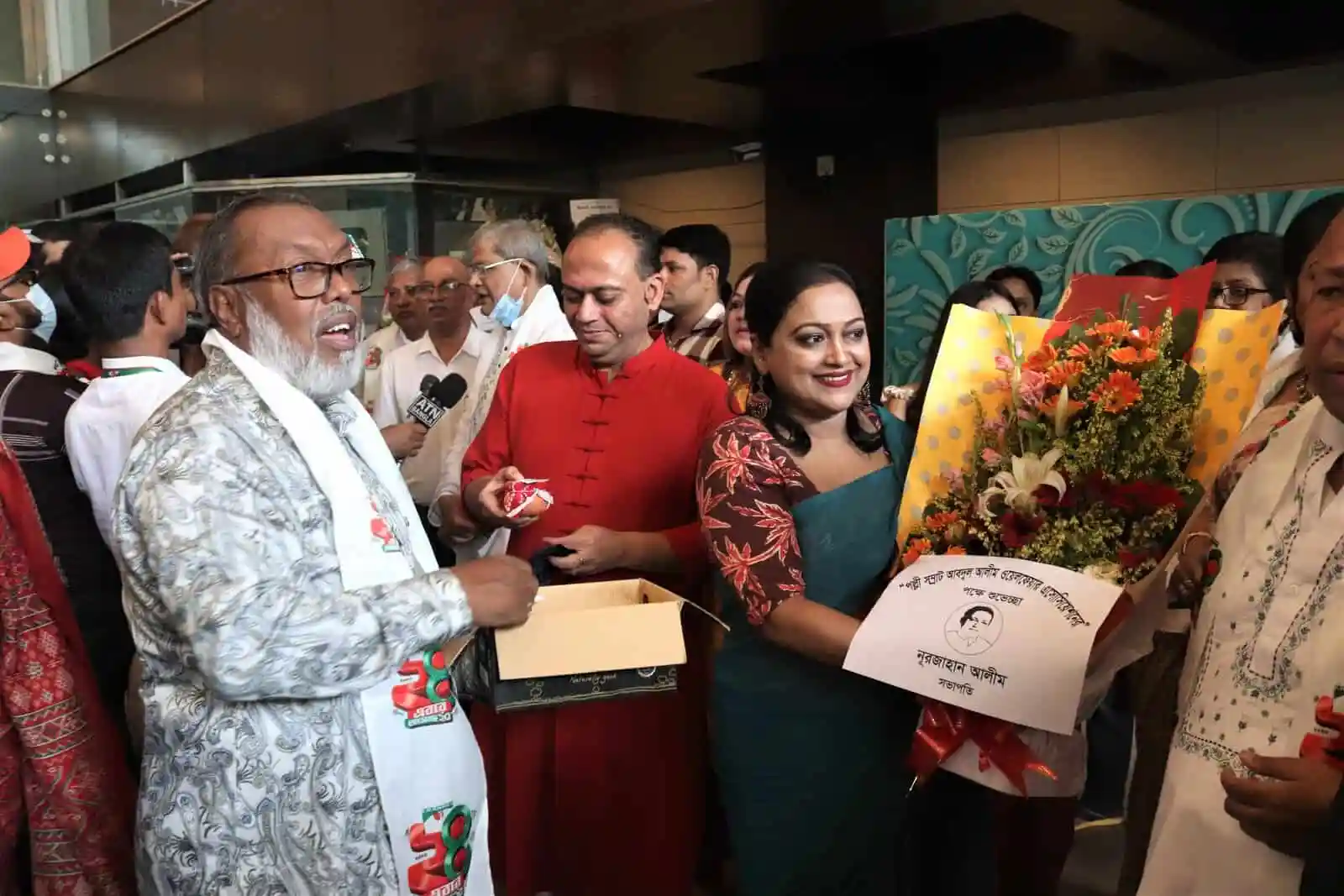 চ্যানেল আইয়ের জন্মদিনে অতিথি ও দর্শকদের শুভেচ্ছা ও উপহার প্রদান. Channel i News - চ্যানেল আই নিউজ