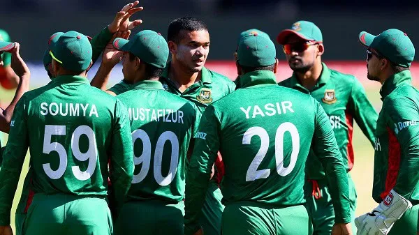 বাংলাদেশ ক্রিকেট দলের খেলোয়াড়রা মাঠে আলোচনা করছে. Channel i News - চ্যানেল আই নিউজ