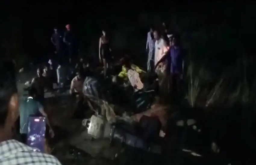 পুকুরে পড়ে ট্রাক্টর ট্রলি দুর্ঘটনা, নিহত ২৬. Channel i News - চ্যানেল আই নিউজ