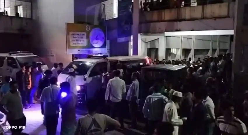 লক্ষ্মীপুরে ব্যবসায়ীকে কুপিয়ে হত্যার চেষ্টা, ভিড় ও পুলিশ পরিস্থিতি নিয়ন্ত্রণে. Channel i News - চ্যানেল আই নিউজ