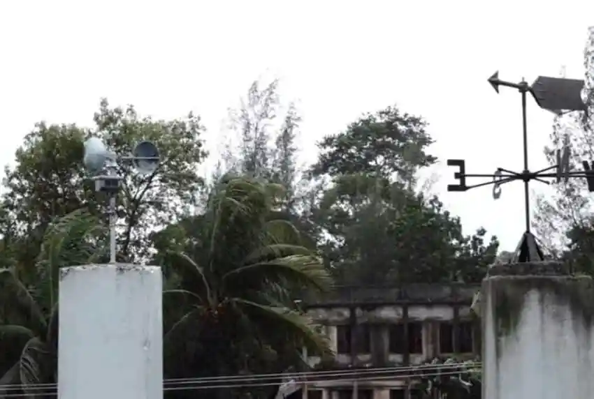 ঘূর্ণিঝড় সিত্রাং মোকাবেলায় আশ্রয়কেন্দ্রে মানুষ আসছে. Channel i News - চ্যানেল আই নিউজ