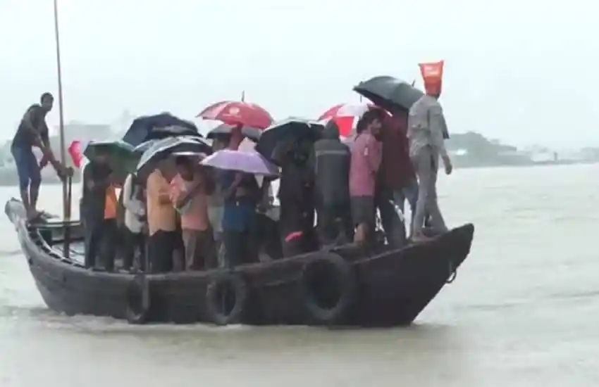 বন্যার পানিতে ভাসমান নৌকায় মানুষ umbrellas নিয়ে নিরাপত্তার জন্য. Channel i News - চ্যানেল আই নিউজ