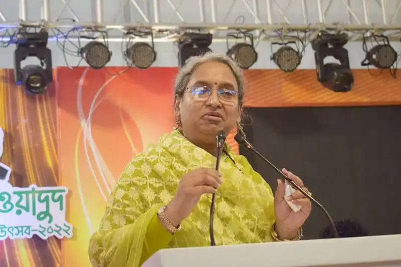 শিক্ষামন্ত্রী বক্তৃতা দিচ্ছেন, পেছনে আলো ও ব্যানার দেখা যাচ্ছে. Channel i News - চ্যানেল আই নিউজ