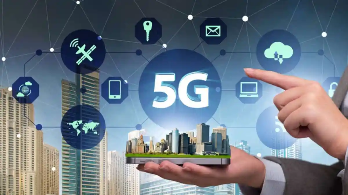 5G প্রযুক্তি ও উন্নয়নের জন্য হাতে ধরা স্মার্টফোন. Channel i News - চ্যানেল আই নিউজ
