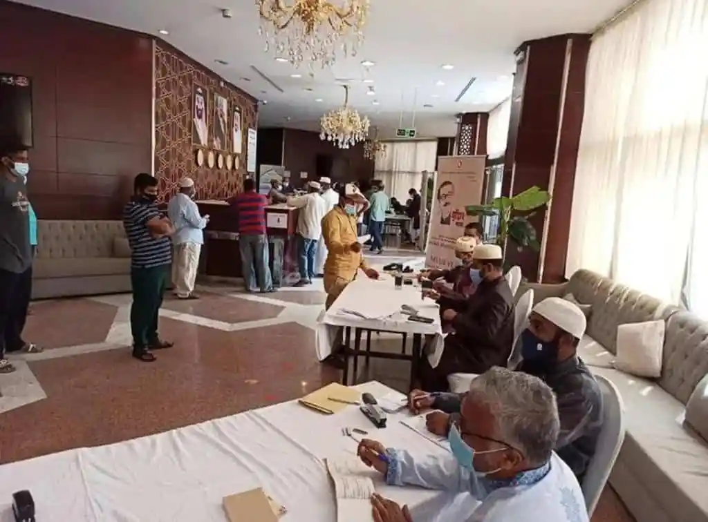 জেদ্দাস্থ বাংলাদেশ কনস্যুলেটের সেবা কেন্দ্রে মানুষজন সেবা নিচ্ছেন. Channel i News - চ্যানেল আই নিউজ