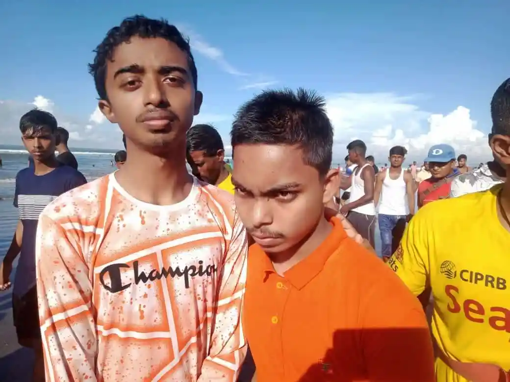 বন্ধুদের সাথে সমুদ্রে দাঁড়িয়ে থাকা দুই যুবক, একের মুখে উদ্বেগের ছাপ. Channel i News - চ্যানেল আই নিউজ