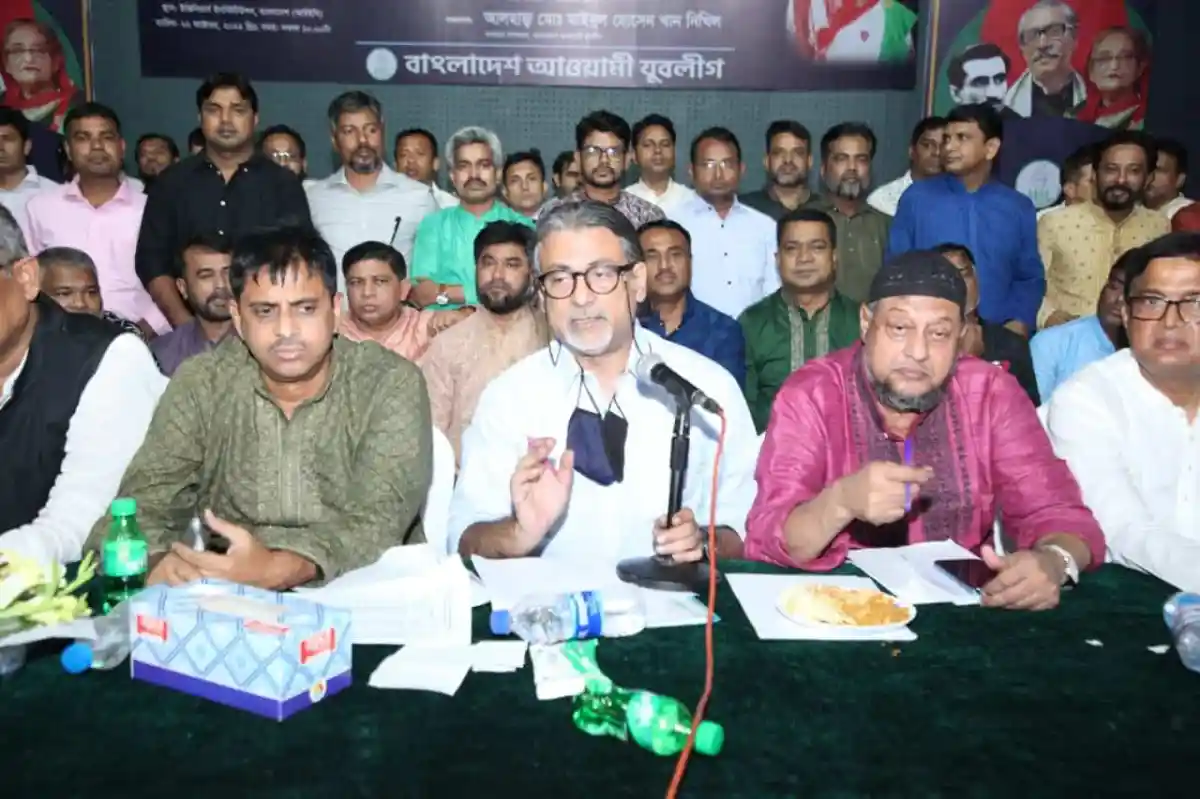 বিএনপির মহাসমাবেশে নেতারা আলোচনা করছেন, জনসমাগমের দৃশ্য. Channel i News - চ্যানেল আই নিউজ