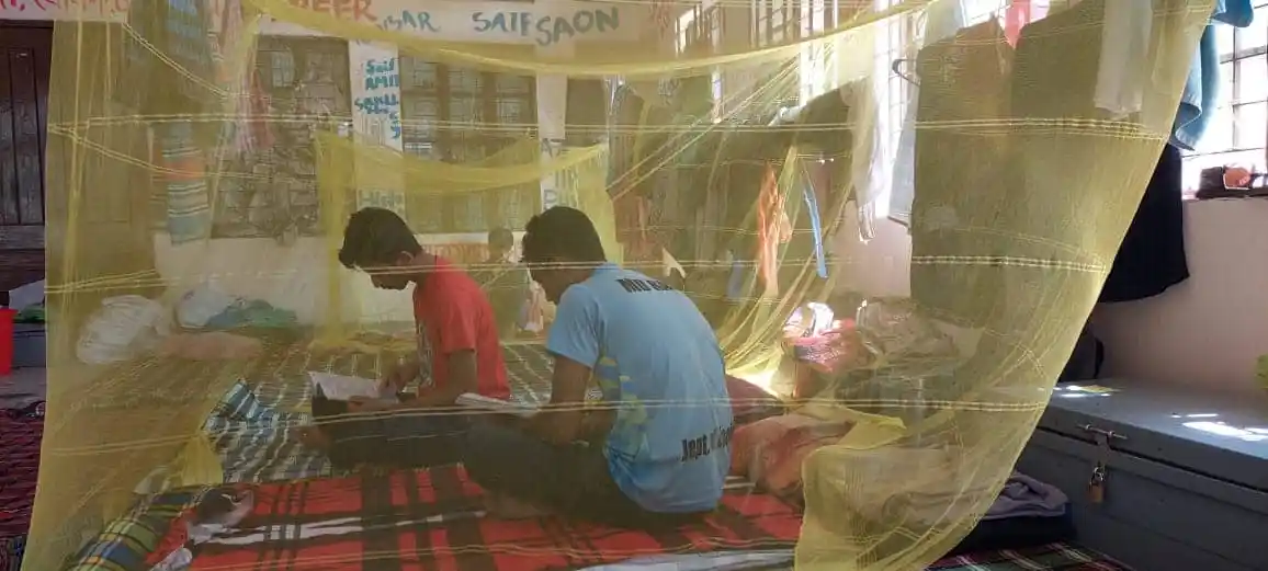 জাবি ক্যাম্পাসে শিক্ষার্থীরা ডেঙ্গু আতংকে বসে পড়াশোনা করছে. Channel i News - চ্যানেল আই নিউজ