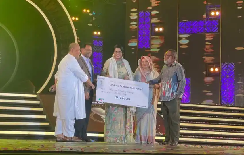 রেজওয়ানা চৌধুরী বন্যাLifetime Achievement Award গ্রহণ করছেন. Channel i News - চ্যানেল আই নিউজ