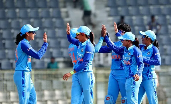ভারতীয় মহিলা ক্রিকেট দল মাঠে একে অপরের সাথে শুভেচ্ছা বিনিময় করছে. Channel i News - চ্যানেল আই নিউজ