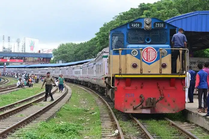 ঢাকা-ময়মনসিংহ রুটে ট্রেনের দৃশ্য, যাত্রীরা স্টেশনে অপেক্ষা করছে. Channel i News - চ্যানেল আই নিউজ