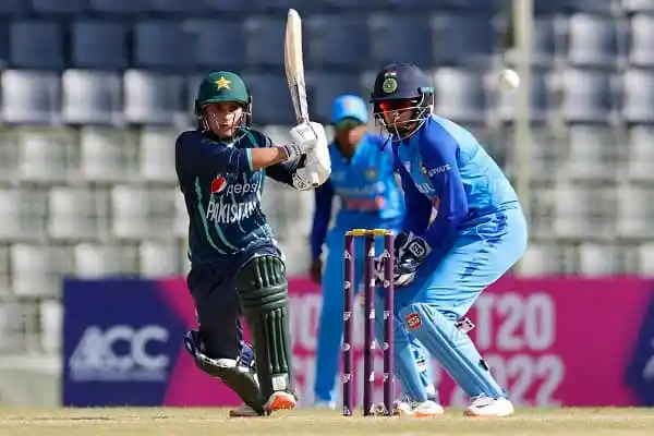 বাংলাদেশ ও ভারতের ক্রিকেটাররা মাঠে ব্যাটিং ও ফিল্ডিং করছে. Channel i News - চ্যানেল আই নিউজ