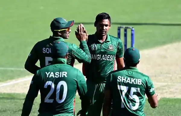 বাংলাদেশ ক্রিকেটাররা মাঠে একসঙ্গে উদযাপন করছে. Channel i News - চ্যানেল আই নিউজ