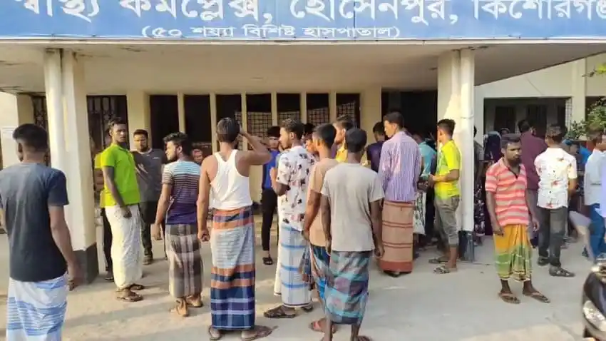 চ্যানেল আই অফিসে মানুষের ভিড়, সংবাদ সংগ্রহের জন্য অপেক্ষা. Channel i News - চ্যানেল আই নিউজ