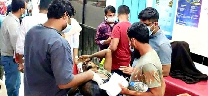 আহত বাংলাদেশি ব্যক্তির পাশে চিকিৎসক ও স্বজনরা. Channel i News - চ্যানেল আই নিউজ