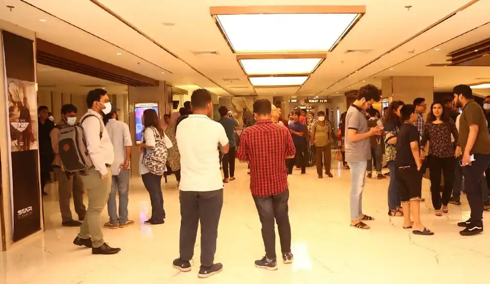 জনপ্রিয় সিনেমা হলের প্রবেশদ্বার, দর্শকদের ভিড় দেখা যাচ্ছে. Channel i News - চ্যানেল আই নিউজ