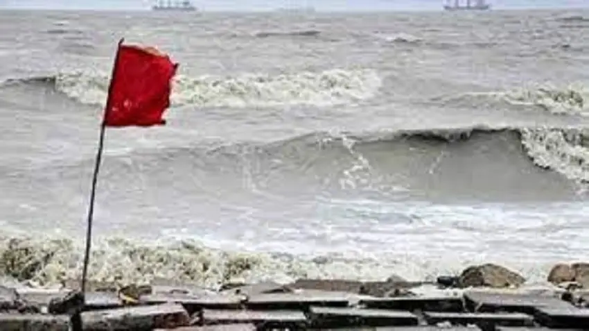 সাগরে ঝড়ের কারণে উত্তাল ঢেউ ও ঝুঁকিপূর্ণ পরিস্থিতি. Channel i News - চ্যানেল আই নিউজ