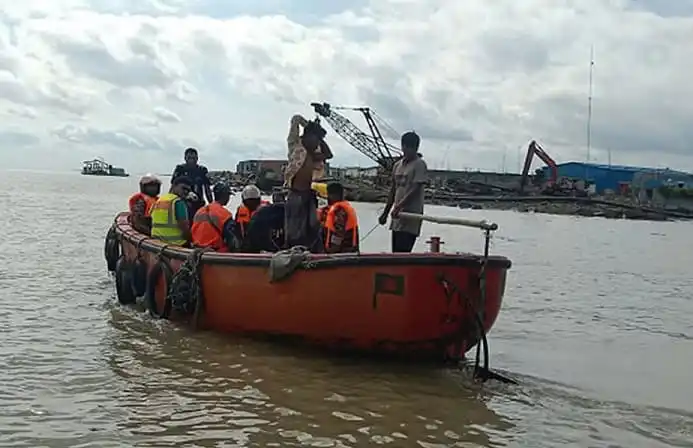 নৌকায় শ্রমিকদের উদ্ধার কার্যক্রম চলমান, নদীতে উদ্ধারকর্মীরা উপস্থিত. Channel i News - চ্যানেল আই নিউজ