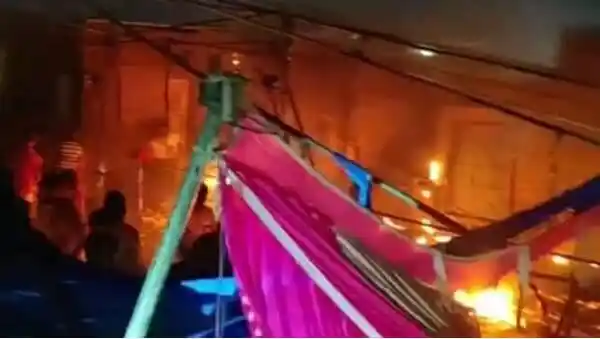 দুর্গাপূজা মণ্ডপে ভয়াবহ অগ্নিকাণ্ডের দৃশ্য, ধোঁয়া ও আগুন ছড়িয়ে পড়ছে. Channel i News - চ্যানেল আই নিউজ