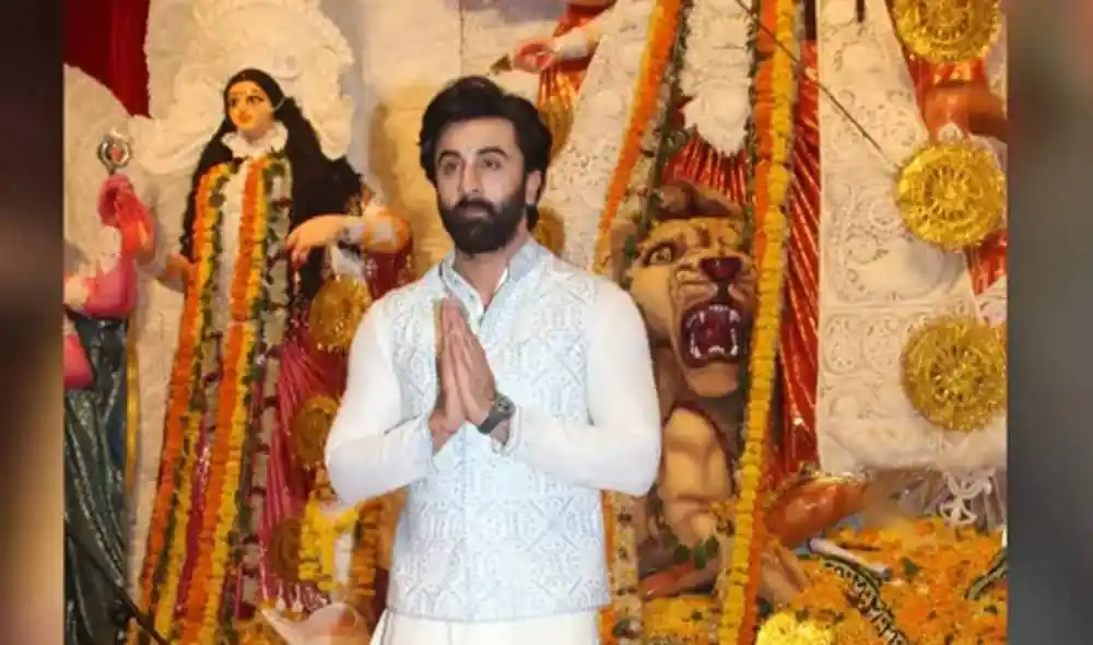 পূজা মণ্ডপে বলিউড তারকারা, ভক্তদের সঙ্গে শুভেচ্ছা বিনিময়. Channel i News - চ্যানেল আই নিউজ