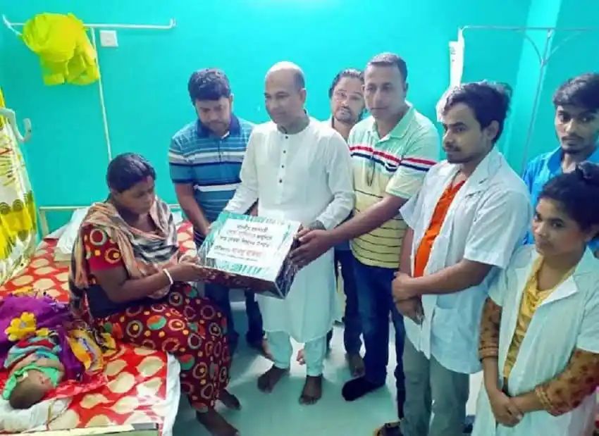 শিশুদের জন্য উপহার প্রদান করছেন প্রধানমন্ত্রীর প্রতিনিধি. Channel i News - চ্যানেল আই নিউজ
