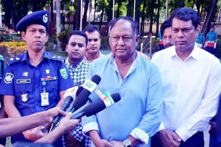 বাণিজ্যমন্ত্রী সংবাদ সম্মেলনে উপস্থিত, সাংবাদিকদের প্রশ্নের উত্তর দিচ্ছেন. Channel i News - চ্যানেল আই নিউজ