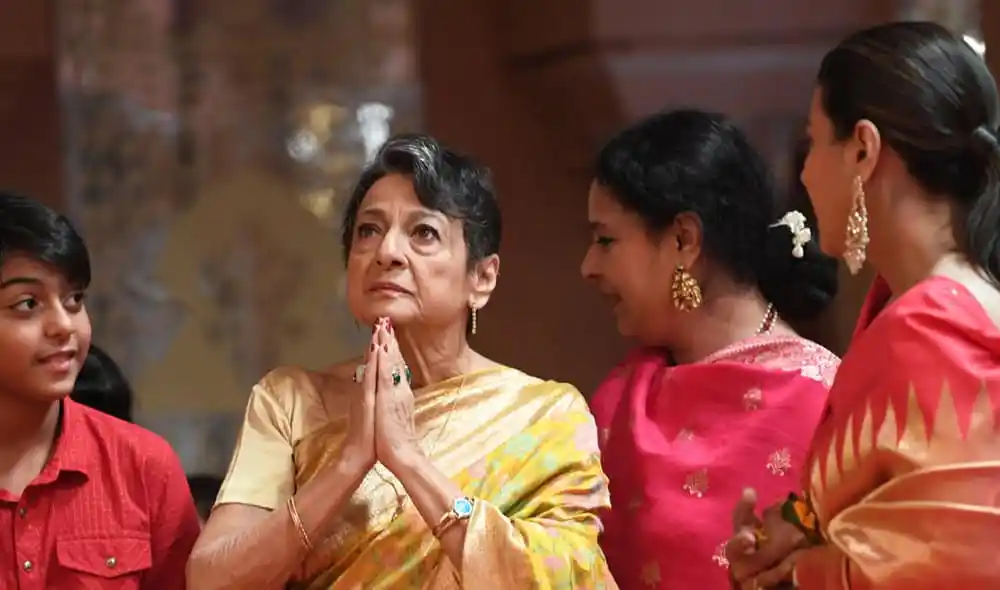 পূজা চলাকালে নারীরা প্রার্থনা করছেন, বলিউড তারকারা উপস্থিত. Channel i News - চ্যানেল আই নিউজ