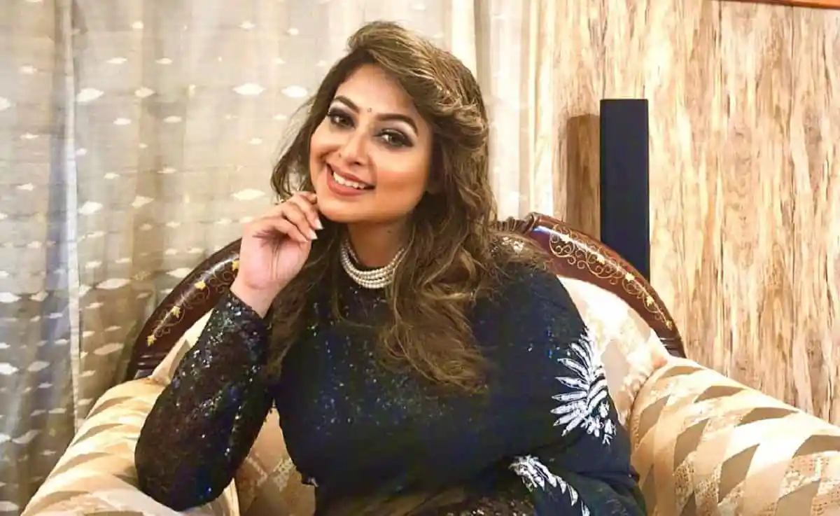 বাংলাদেশের একজন নারী সংবাদ প্রতিবেদক হাসিমুখে ছবি তুলেছেন. Channel i News - চ্যানেল আই নিউজ