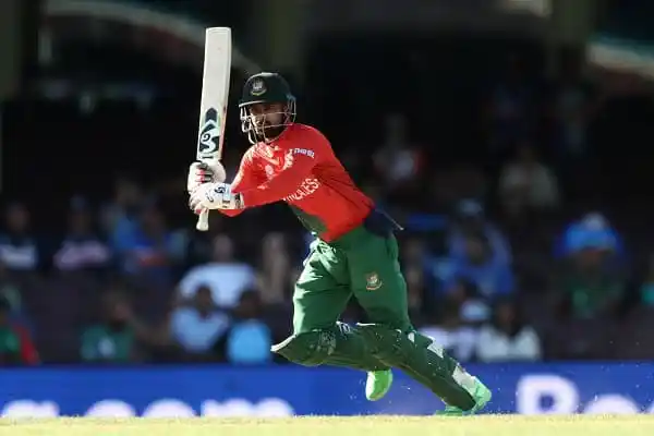 বাংলাদেশ ক্রিকেটার ব্যাটিং করছে, ধীর গতির রান ও উইকেটের জন্য প্রস্তুত. Channel i News - চ্যানেল আই নিউজ