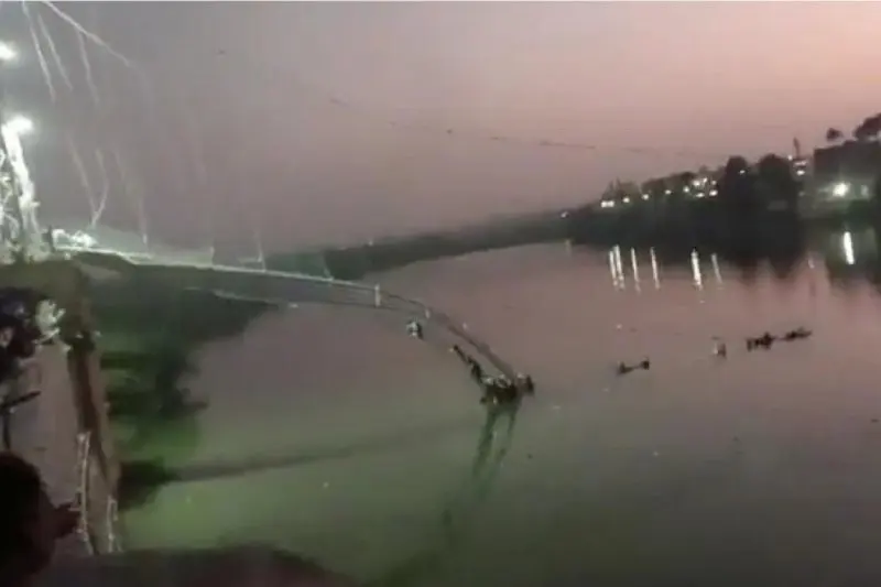 গুজরাটে ঝুলন্ত সেতু ভেঙে নদীতে পড়ে নিহতের সংখ্যা ৪০. Channel i News - চ্যানেল আই নিউজ