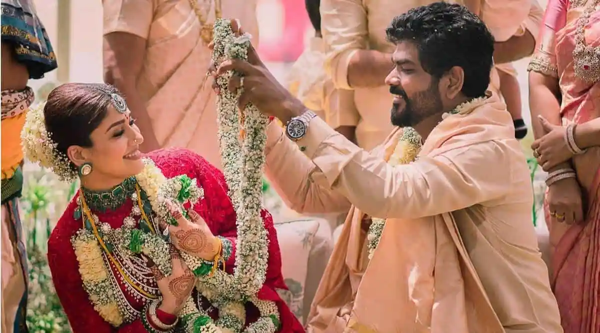নবদম্পতি বিবাহের সময় একে অপরের হাতে মালা পরাচ্ছেন. Channel i News - চ্যানেল আই নিউজ