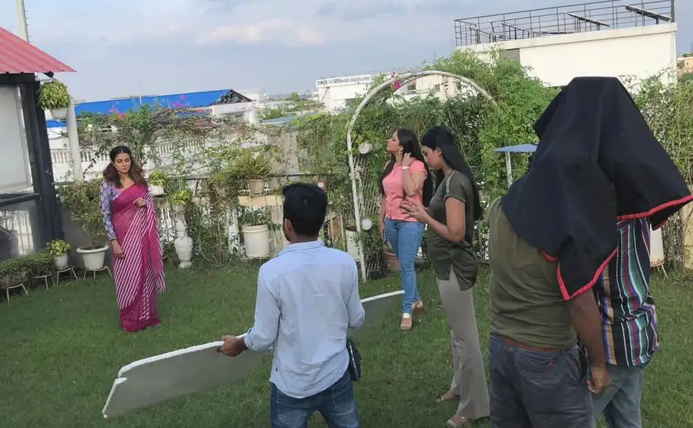 সিনেমার শুটিং সেটে অভিনেত্রী ও কলাকুশলী উপস্থিত. Channel i News - চ্যানেল আই নিউজ
