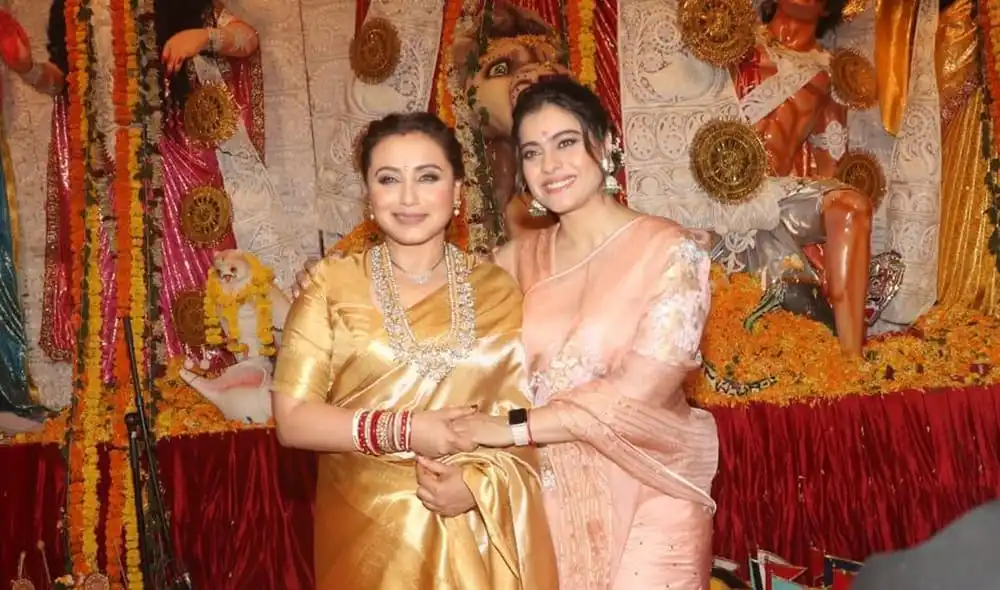 পূজা মণ্ডপে বলিউড তারকারা, দুই নারী হাসিমুখে একসঙ্গে ছবি তুলছেন. Channel i News - চ্যানেল আই নিউজ