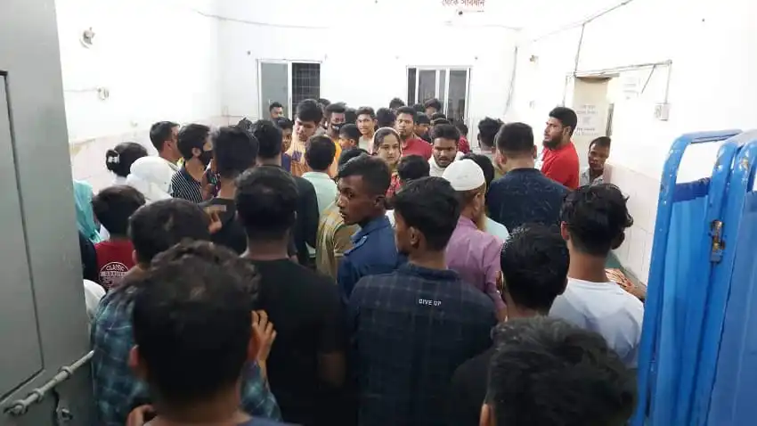 বাইক দুর্ঘটনায় নিহত দুই আরোহীর জন্য শোকপ্রকাশ করছে স্থানীয়রা. Channel i News - চ্যানেল আই নিউজ