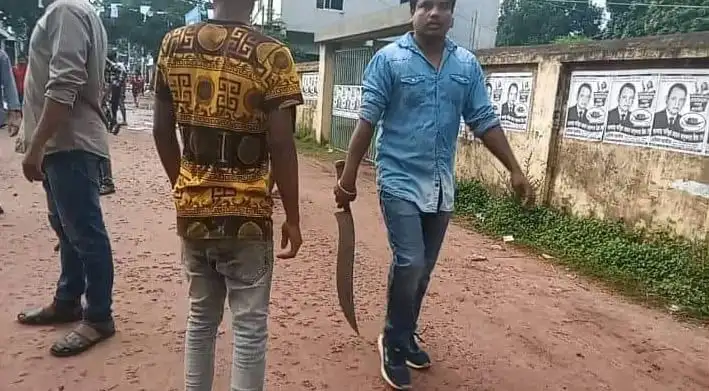 নিরাপত্তা বাহিনীর সদস্যরা অস্ত্রের মহড়ায় অংশগ্রহণ করছে. Channel i News - চ্যানেল আই নিউজ