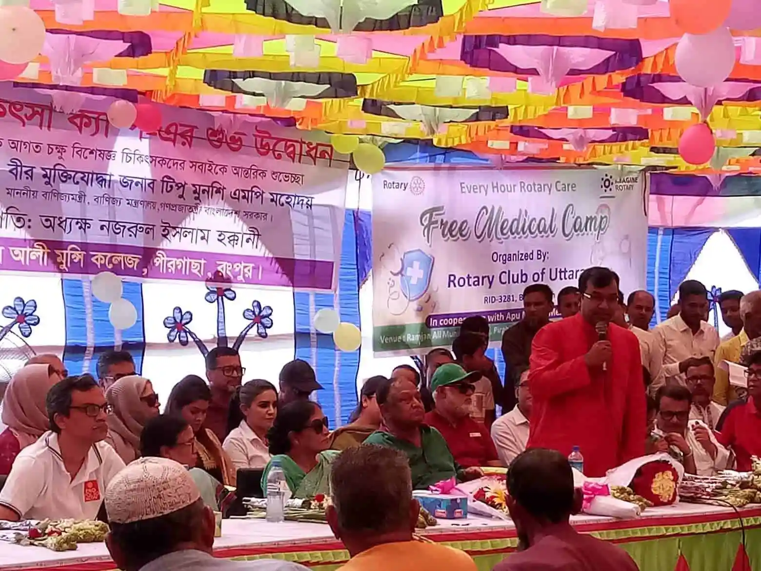 স্বাস্থ্য ক্যাম্পে অংশগ্রহণকারীরা ও স্বেচ্ছাসেবকরা উপস্থিত. Channel i News - চ্যানেল আই নিউজ