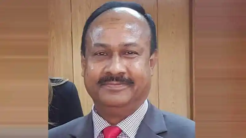 নির্বাচনী অনুষ্ঠানে একজন কর্মকর্তা হাসিমুখে উপস্থিত. Channel i News - চ্যানেল আই নিউজ