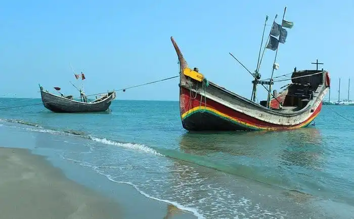 সেন্টমার্টিনের সৈকত ও নৌকা, ভ্রমণ নিষেধাজ্ঞার কারণে নির্জন. Channel i News - চ্যানেল আই নিউজ
