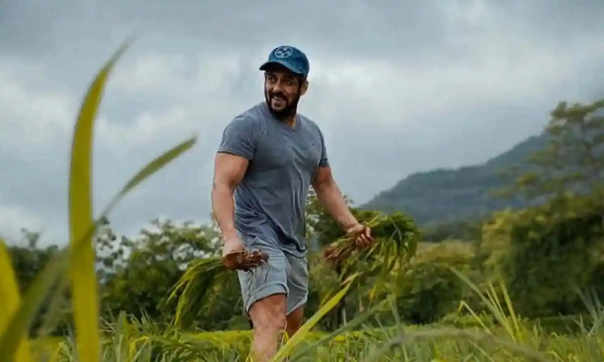 সালমান রাস্তায় ভিক্ষুক খুঁজতে বের হয়েছেন, সবুজ প্রকৃতি পেছনে. Channel i News - চ্যানেল আই নিউজ
