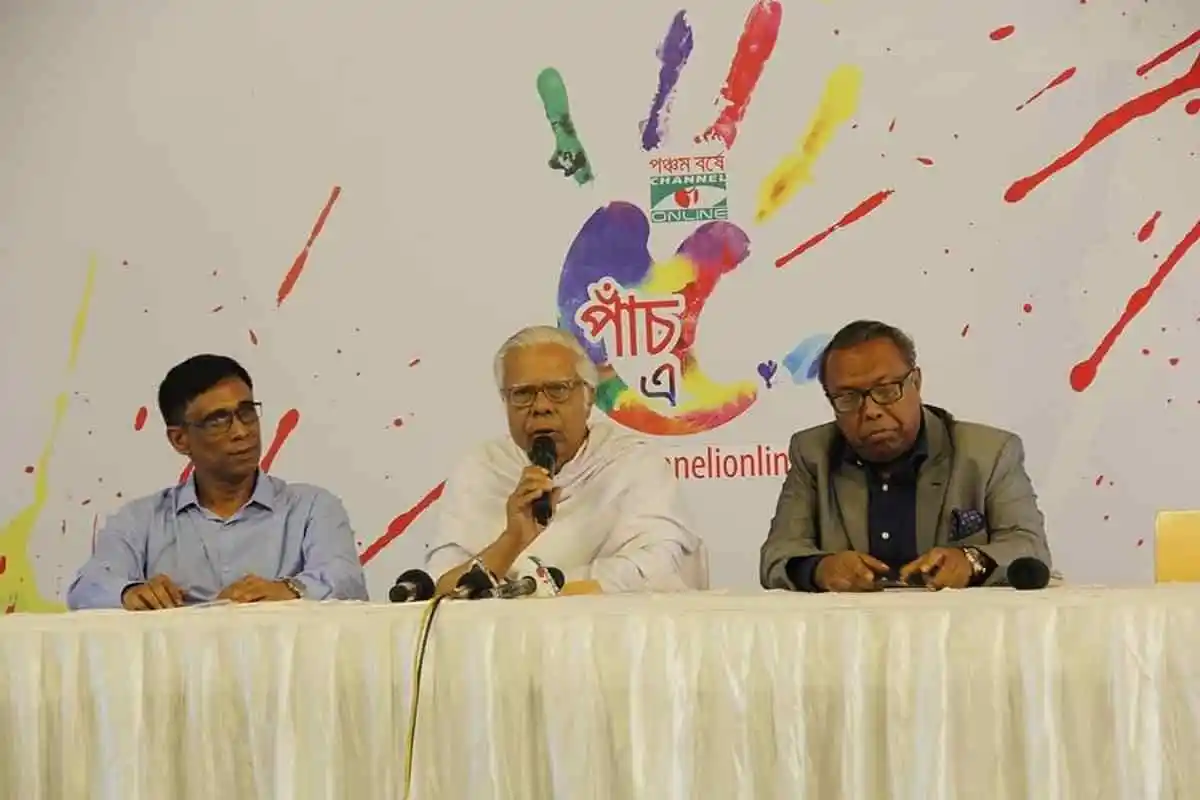 সৈয়দ আবুল মকসুদ আলোচনা সভায় বক্তা ও অতিথির সঙ্গে উপস্থিত।. Channel i News - চ্যানেল আই নিউজ