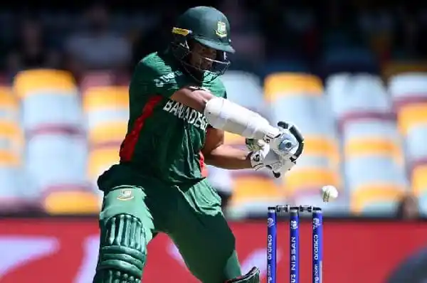 বাংলাদেশের ক্রিকেটার ব্যাটিং করছে, মাঠে খেলা চলছে. Channel i News - চ্যানেল আই নিউজ
