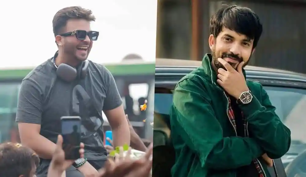 দুই যুবক হাসিমুখে ছবি তুলছে, একজনের হাতে স্মার্টফোন. Channel i News - চ্যানেল আই নিউজ